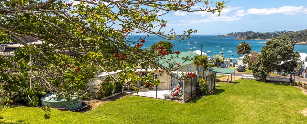 A Bach: Visit Waiheke Holiday Houses