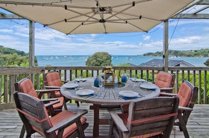 Waiheke Beach on Oneroa: Deck view