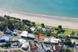 Waiheke Beach on Oneroa: Location below Oneroa