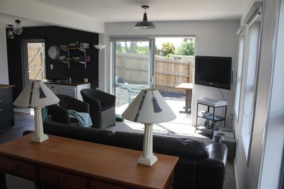 Waiheke Bayview Bungalow (Guest Suite): Lounge kitchen in suite