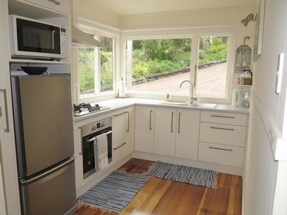 Waiheke Castaway Cottage: Kitchen