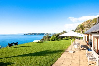 Waiheke The Pah at Onetangi: Front lawn