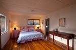 Waiheke The Pah at Onetangi: Bedroom in cottage