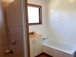 Waiheke Omaha Escape: Upstairs bathroom