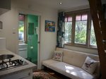 Waiheke Onetangi Cabin: Interior and bathroom