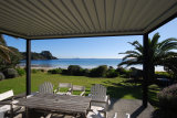 Waiheke The Black Bach: Louvered covered patio