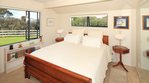 Waiheke Island Dream Cottage: Bedroom in Onetangi apartment
