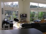 Waiheke The Palms: Lounge from kitchen
