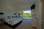 Waiheke The Palms: Master bedroom in Waiheke Holiday house
