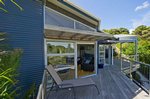 Waiheke The Palms: Deck off the lounge Sandy Bay holiday house