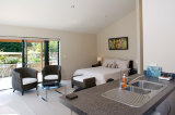 Waiheke Ridge Studio: Bedroom from kitchen