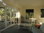 Waiheke Waimarama Cottage: Lounge looking out to deck