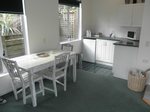 Waiheke Waimarama Cottage: Dining kitchen