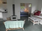 Waiheke Waimarama Cottage: lounge looking through to bedroom