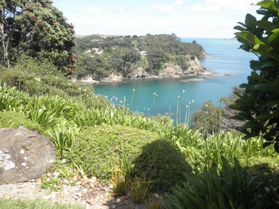 Waiheke Waimarama Cottage: Private beach from holiday house