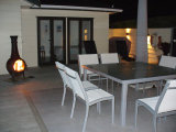Waiheke Aratai: Courtyard at night