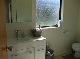 Waiheke Aratai: Bathroom 1