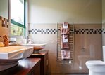 Waiheke Woodside Bay Chalet: Main bathroom 2