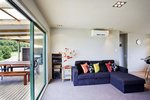 Waiheke Woodside Bay Chalet: Lounge and outside deck