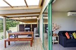 Waiheke Woodside Bay Chalet: Outside deck