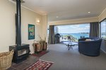 Waiheke Trelawny: Fireplace in Oneroa holiday home