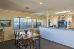 Waiheke Trelawny: Dining room of Oneroa holiday house