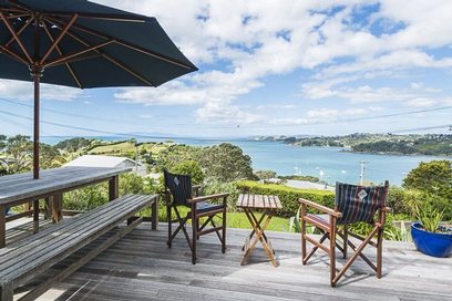 Waiheke Trelawny: Deck view from Oneroa holiday house