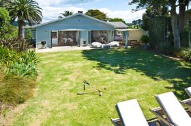Waiheke The Church House: Anyone up for a game on the front lawn