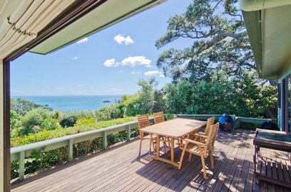 Waiheke Palm Beach Retreat: Outside deck