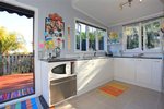 Waiheke Tui Cottage: Kitchen out to deck
