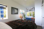 Waiheke Tui Cottage: Master bedroom with bath
