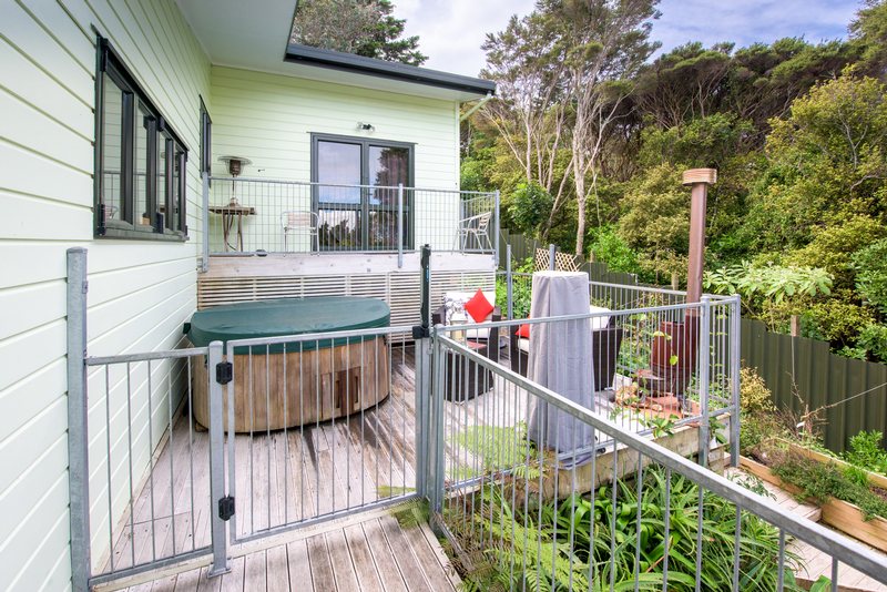 Castaways Visit Waiheke Holiday Houses