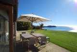 Waiheke The Pah at Onetangi: Front patio of holiday house