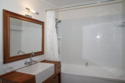 Waiheke Muritai Cottage: Bathroom and shower