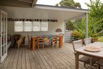 Waiheke Muritai Cottage: Outdoor dining area