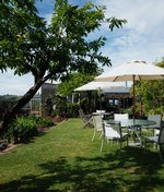 Waiheke Shelly Beach Sanctuary: Garden seating