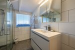 Waiheke Garden and Bird Haven: Shower and vanity