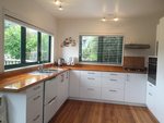 Waiheke Beach Barn: Kitcehn at Rocky Bay holiday house