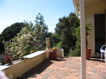 Waiheke Sunset Lodge Apartment: Deck patio
