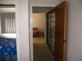 Waiheke Sunset Lodge Apartment: Bedroom through to lounge