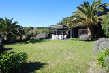 Waiheke The Black Bach: Front lawn