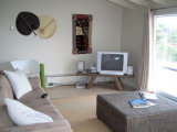 Waiheke Gulf Views: lounge tv